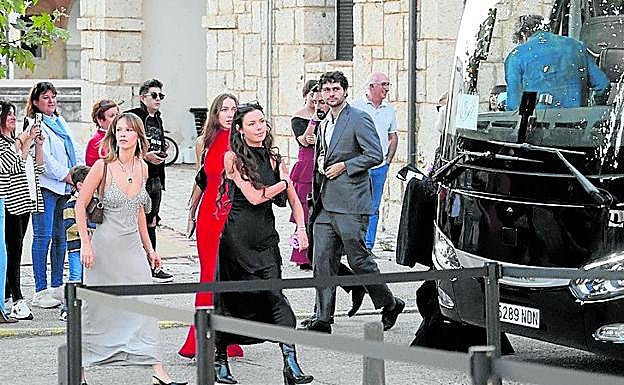 Invitados al bajar del autobús.