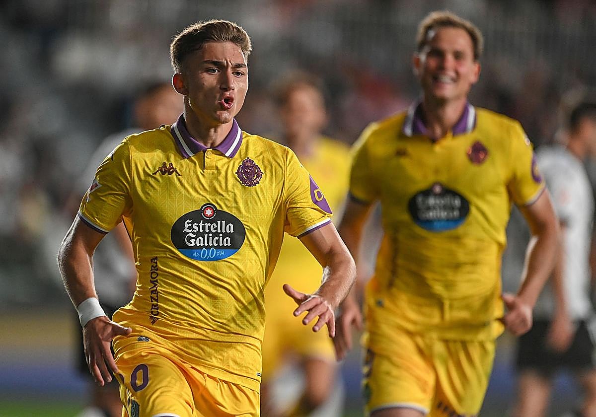 Chuki celebra el tanto perseguido por Latasa.