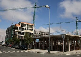 Bloques de viviendas en plena construcción en el barrio Comunidad Ciudad y Tierra de Segovia.