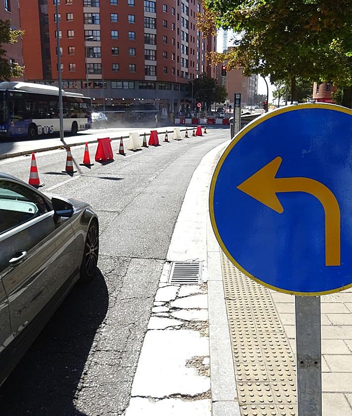 Imagen secundaria 2 - Arriba, dos conductores dan la vuelta para salir de la calle Juan García Hortelano. Debajo, a la izquierda, el desvío hacia Amadeo Arias desde Ciudad de la Habana. a la derecha, la señal de giro que lo indica unos metros más atrás en esta última calle.