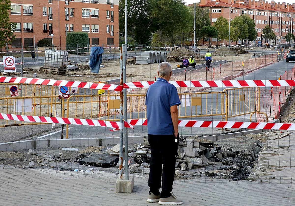 Un vecino de Nueva Segovia observa el estado de las obras en la plaza de Béquer, este viernes.