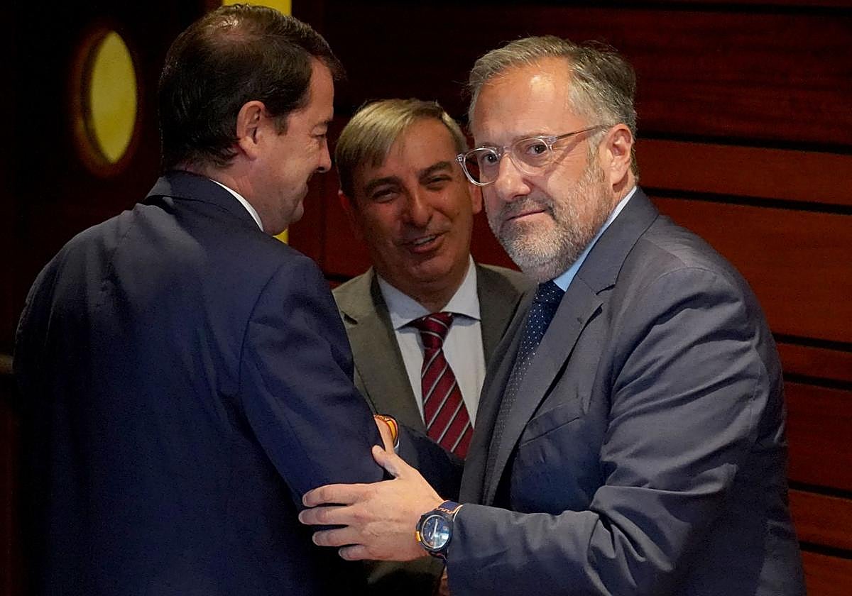 Carlos Pollán (Vox) saluda a Alfonso Fernández Mañueco, en las Cortes, en durante un pleno autonómico.