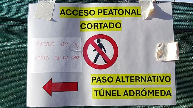 Imagen antes - El cartel que indica el cierre del paso del apeadero y el mapa, al revés, que muestra la ruta alternativa y que lleva a confusión.