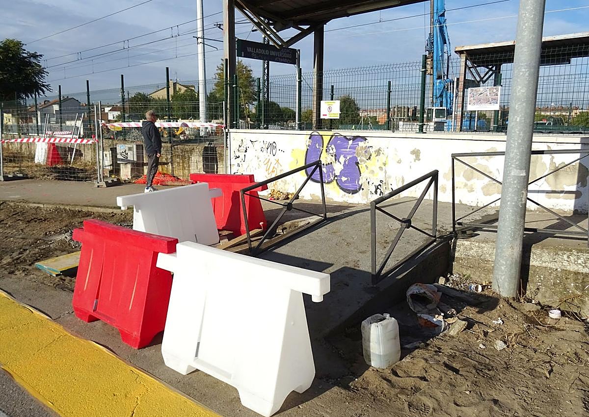 Imagen secundaria 1 - Arriba, obras en el apeadero del lado de Juan Carlos I. Debajo, a la izquierda, detalle de la rampa provisional para acceder a la parada del tren y que corta la anterior rampa. A la derecha, una pilotadora trabaja del lado del Campus Miguel Delibes.