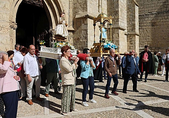 Traslado de las dos imágenes del Niño por las calles de Ampudia.