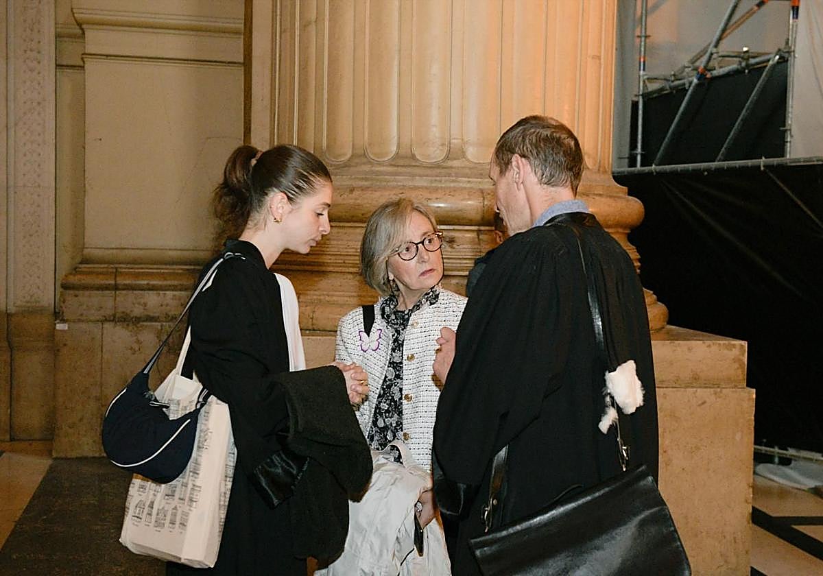 La madre de Teresa Rodríguez, Blanca Llamazares, habla con los abogados en un pasillo del Palacio de Justicia belga.