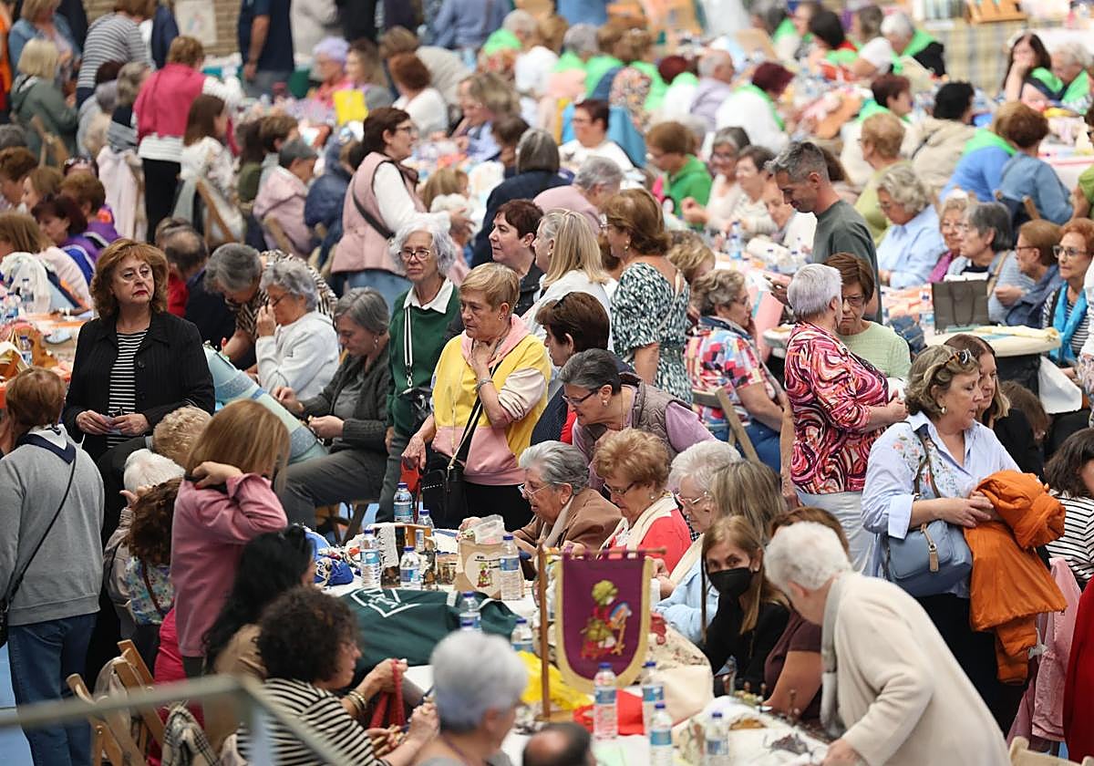 Participantes en el encuentro nacional de encajeras celebrado este sábado en el polideortivo Rondilla.