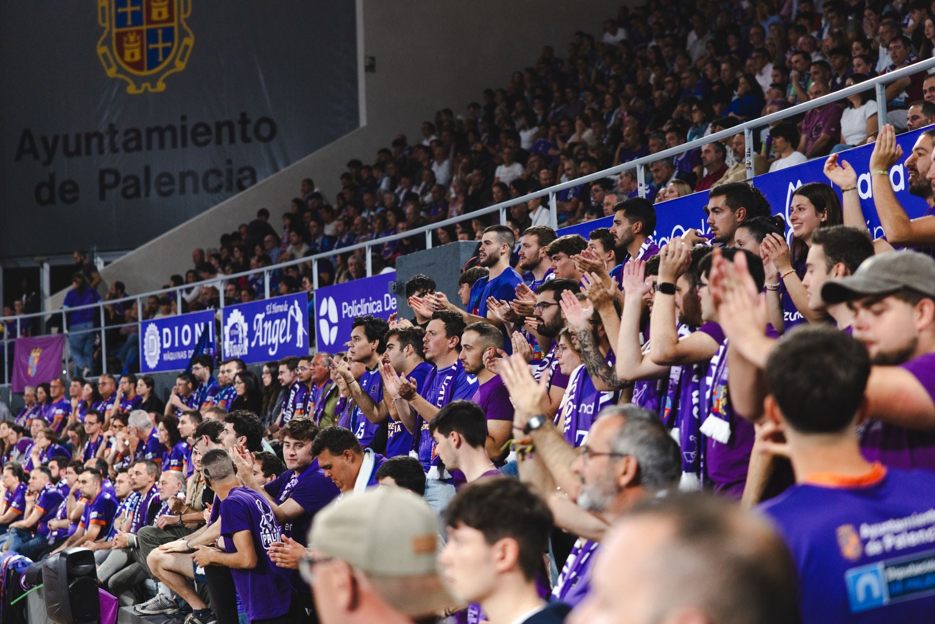 Búscate en las gradas del Súper Agropal-Menorca