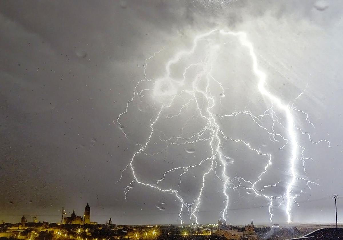 Imagen principal - Tres de las fotografías expuestas en la sala de San Benito. Arriba, tormenta eléctrica en Segovia (Adrián Escobar). Debajo, a la izquierda, una supercélua llegando a Burgos (Rodrigo de Pablo). A la derecha, una nube lenticular (Roberto Ocáriz).