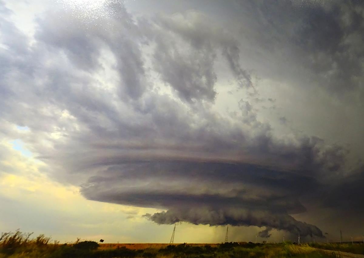 Imagen secundaria 1 - Tres de las fotografías expuestas en la sala de San Benito. Arriba, tormenta eléctrica en Segovia (Adrián Escobar). Debajo, a la izquierda, una supercélua llegando a Burgos (Rodrigo de Pablo). A la derecha, una nube lenticular (Roberto Ocáriz).