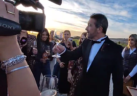 Antonio Banderas sale al encuentro de los periodistas.