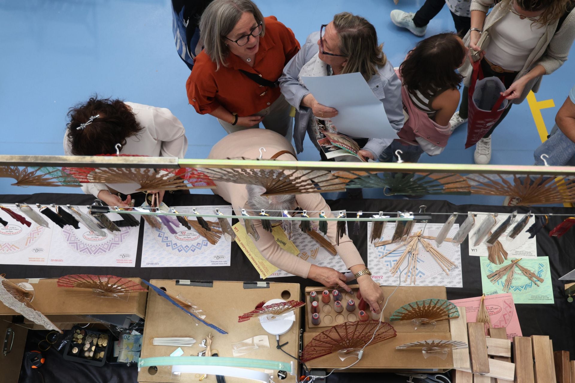 Encuentro nacional de encajeras en el Polideportivo Rondilla en Valladolid