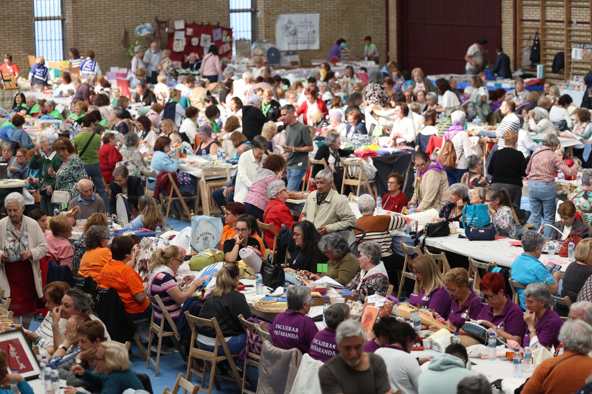 Encuentro nacional de encajeras en el Polideportivo Rondilla en Valladolid