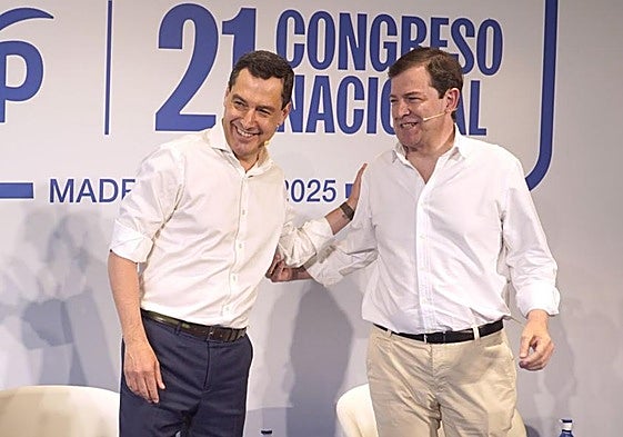 Juanma Moreno Bonilla y Alfonso Fernández Mañueco, durante la presentación de la ponencia política del PP en el 21º Congreso Nacional.
