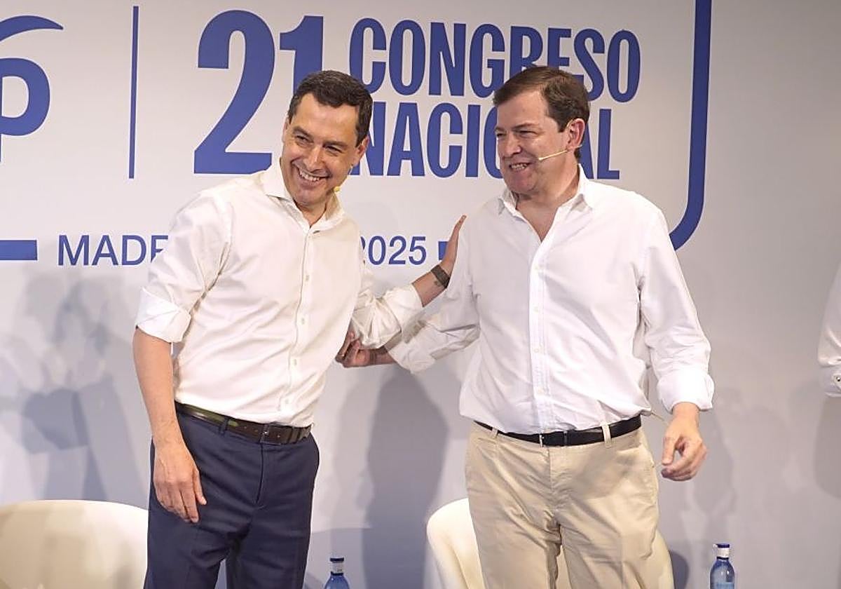 Juanma Moreno Bonilla y Alfonso Fernández Mañueco, durante la presentación de la ponencia política del PP en el 21º Congreso Nacional.