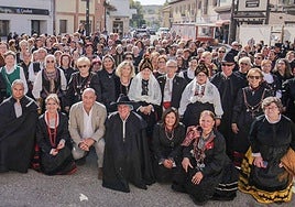 Foto de familia de muchos de los asistentes este sábado al encuentro de Sacramenia.