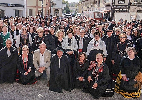 Foto de familia de muchos de los asistentes este sábado al encuentro de Sacramenia.