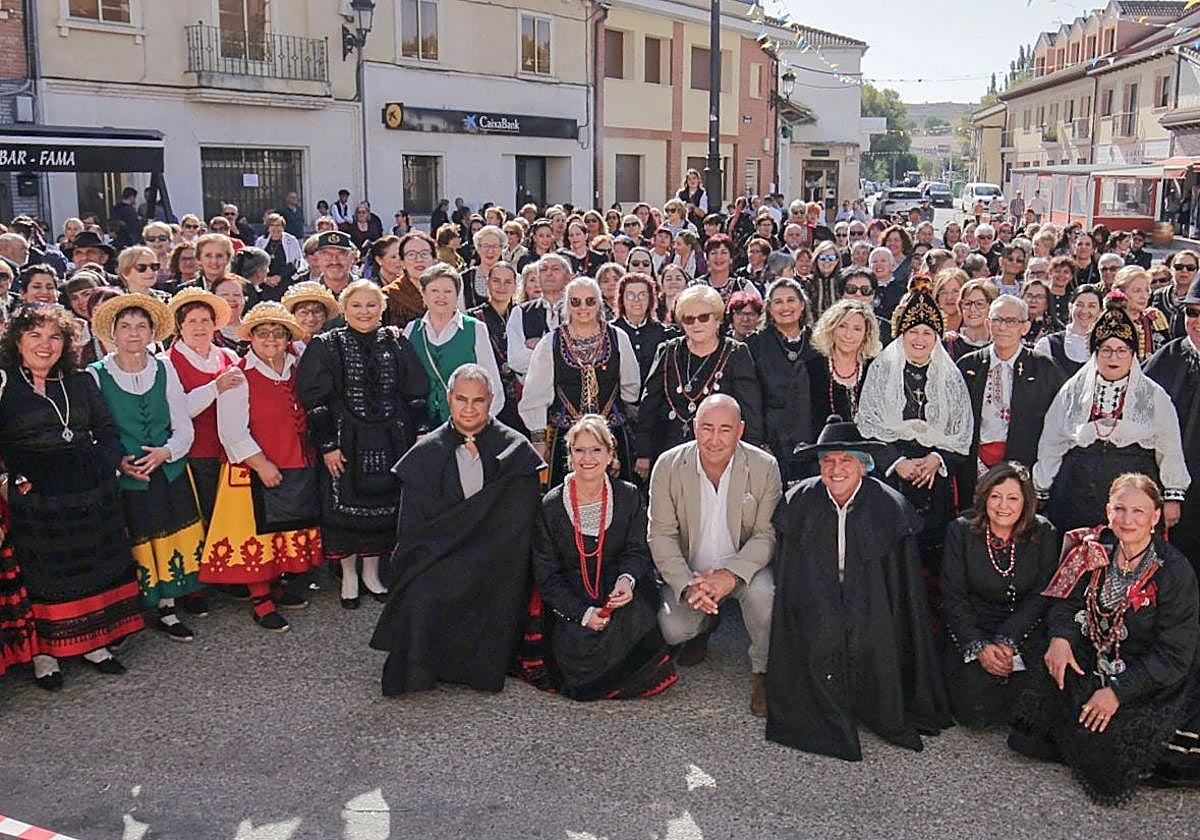 Foto de familia de muchos de los asistentes este sábado al encuentro de Sacramenia.