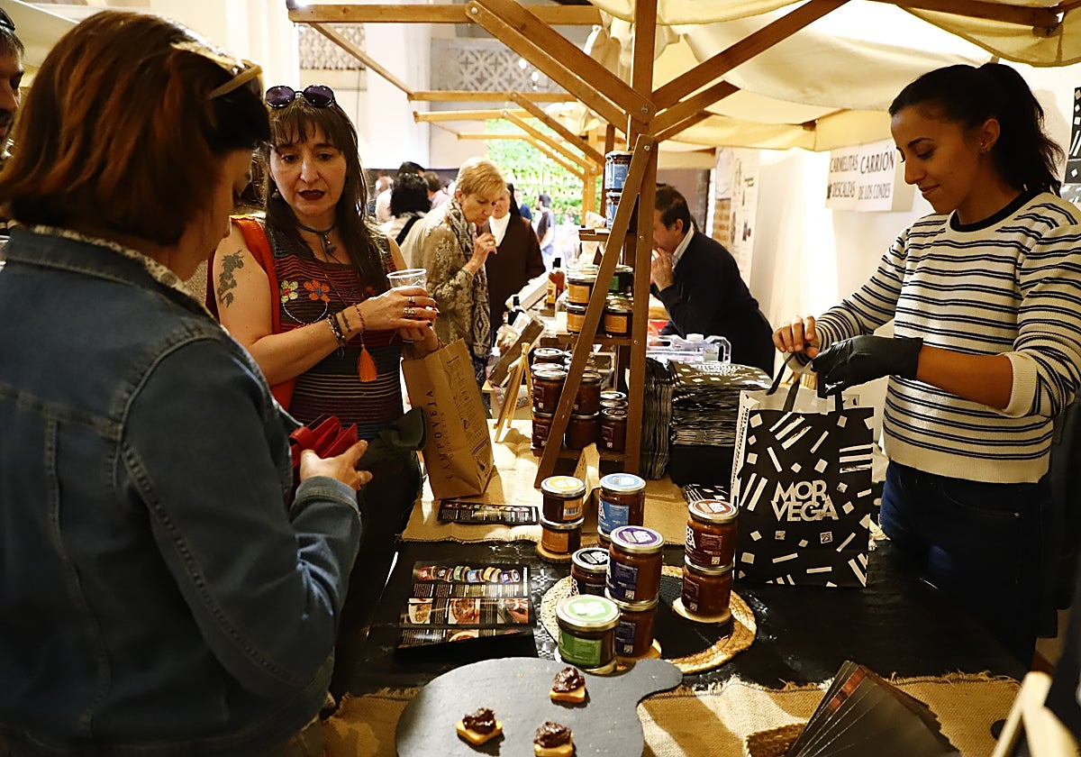 Unas visitantes compran algunos productos en uno de los puestos de la feria