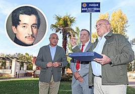 Homenaje a Rico y Sinobas (en detalle) en el parque que lleva su nombre. De izquierda a derecha, Jacinto Canales, Manuel Mora y Jesús Julio Carnero, delante de la placa.