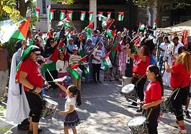 Batucada y refugiados con las banderas saharauis durante la protesta en la plaza de Juan de Austria.