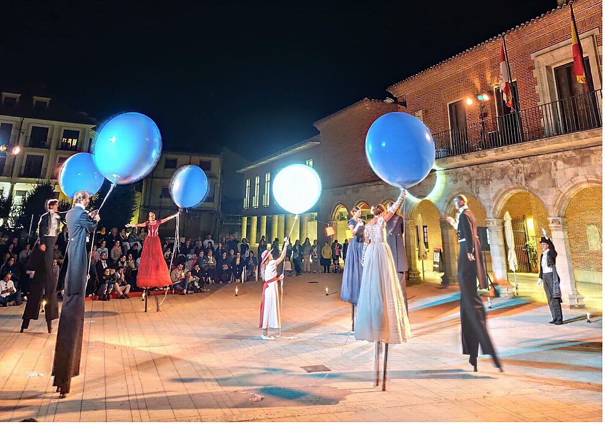 Espectáculo italiano de zancudos con el que se cerró el encuentro en la plaza Mayor