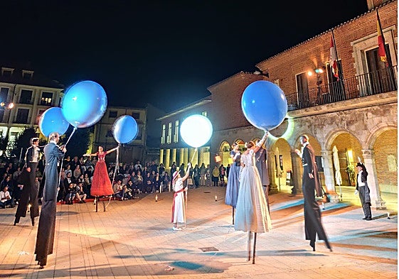 Espectáculo italiano de zancudos con el que se cerró el encuentro en la plaza Mayor
