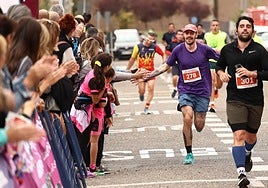 El público anima a los corredores en la recta de meta situada en la calle Mieses, junto a la entrada del parque de Bomberos.