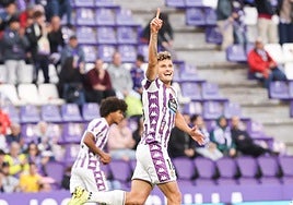Jorge Delgado celebra con alegría su primer tanto oficial con el Real Valladolid.