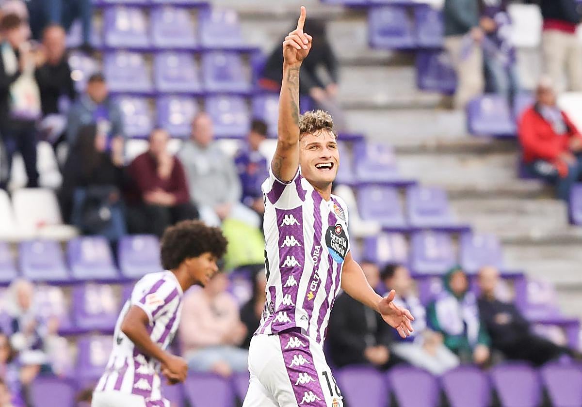 Jorge Delgado celebra con alegría su primer tanto oficial con el Real Valladolid.