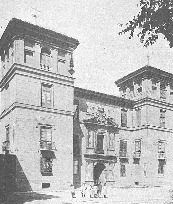 Imagen secundaria 2 - Arriba, Teófila Díez sentada mientras era homenajeada en enero de 1931. Abajo, niños de un comedor escolar en 1912 y el palacio de Fabio Nelli, donde se inauguró la primera cantina escolar en noviembre de 1908.