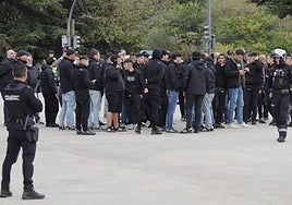 Antidisturbios de la Policía Nacional controlan al grupo de hinchas del Sporting en la plaza del Milenio.