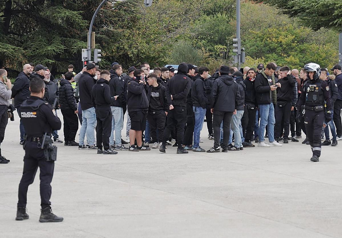 Antidisturbios de la Policía Nacional controlan al grupo de hinchas del Sporting en la plaza del Milenio.