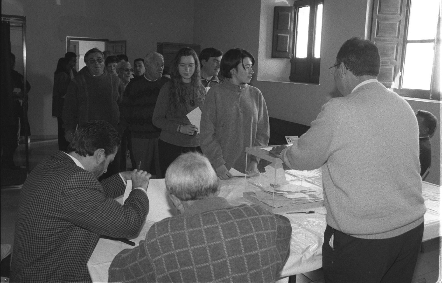 Vecinos de Quintanilla de Onésimo rechazan en referéndum ampliar el vertedero mancomunal. 1 de marzo de 1998.