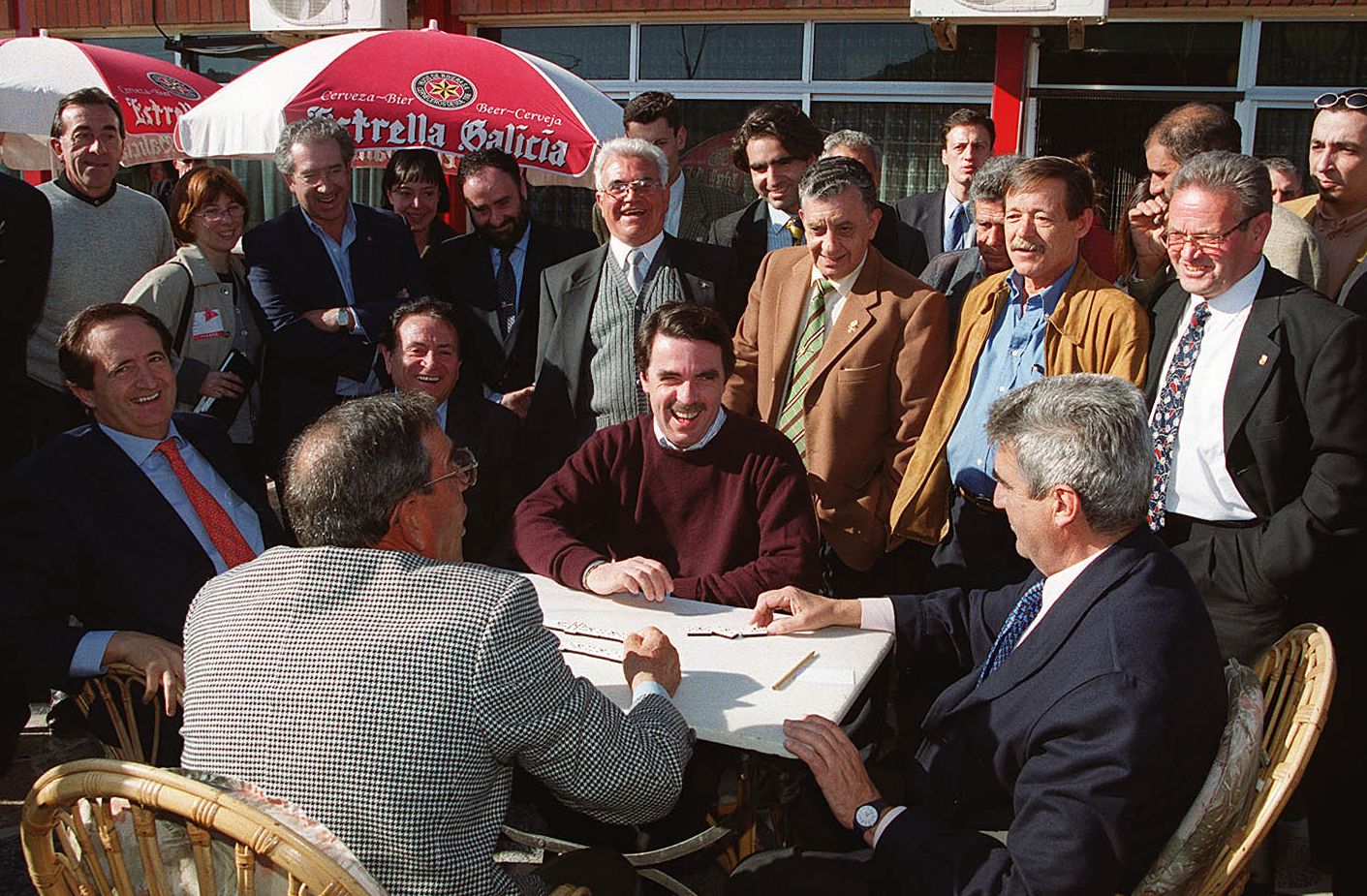 Juan José Lucas y José María Aznar juegan al dominó durante su visita a Quintanilla de Onésimo para celebrar el triunfo del PP en las Elecciones Generales del 12 de marzo de 2000.