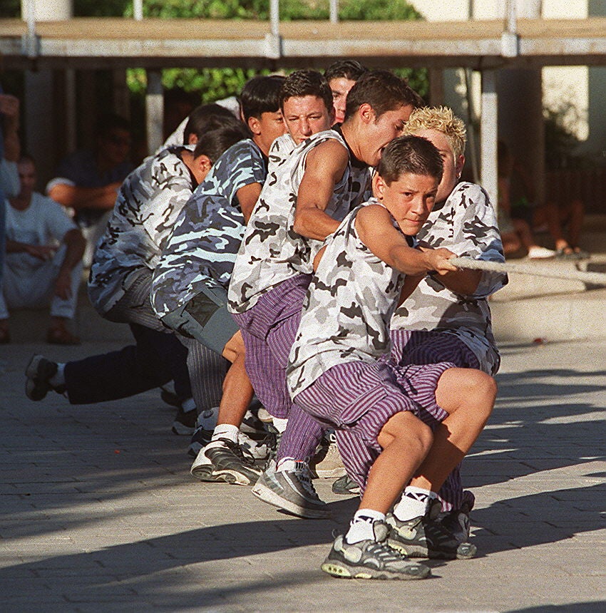 Prueba de sogatira en las fiestas de Quintanilla de Onésimo. 15 de agosto de 2000. 