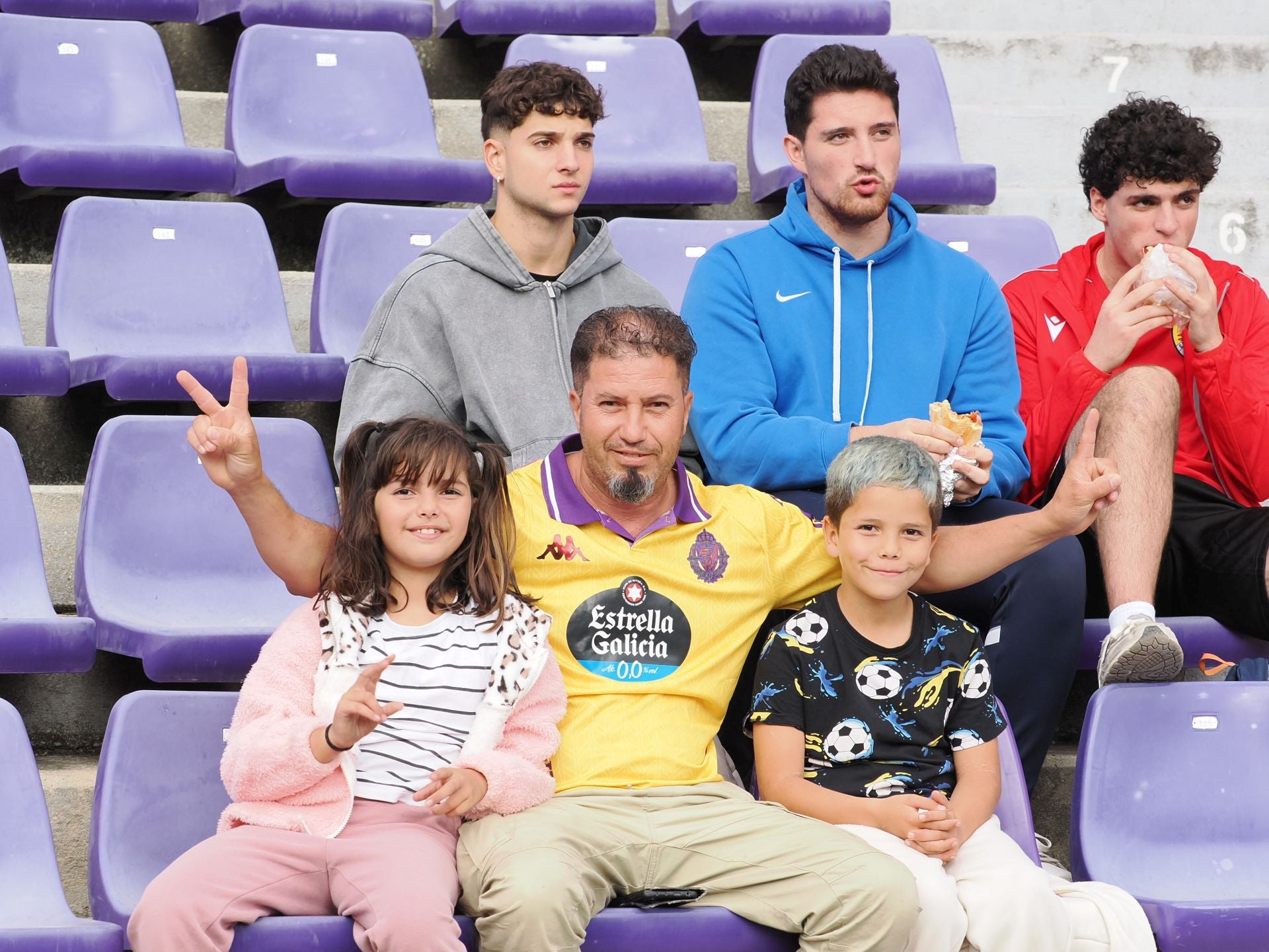 Búscate en la grada del Real Valladolid-Sporting de Gijón (4/4)