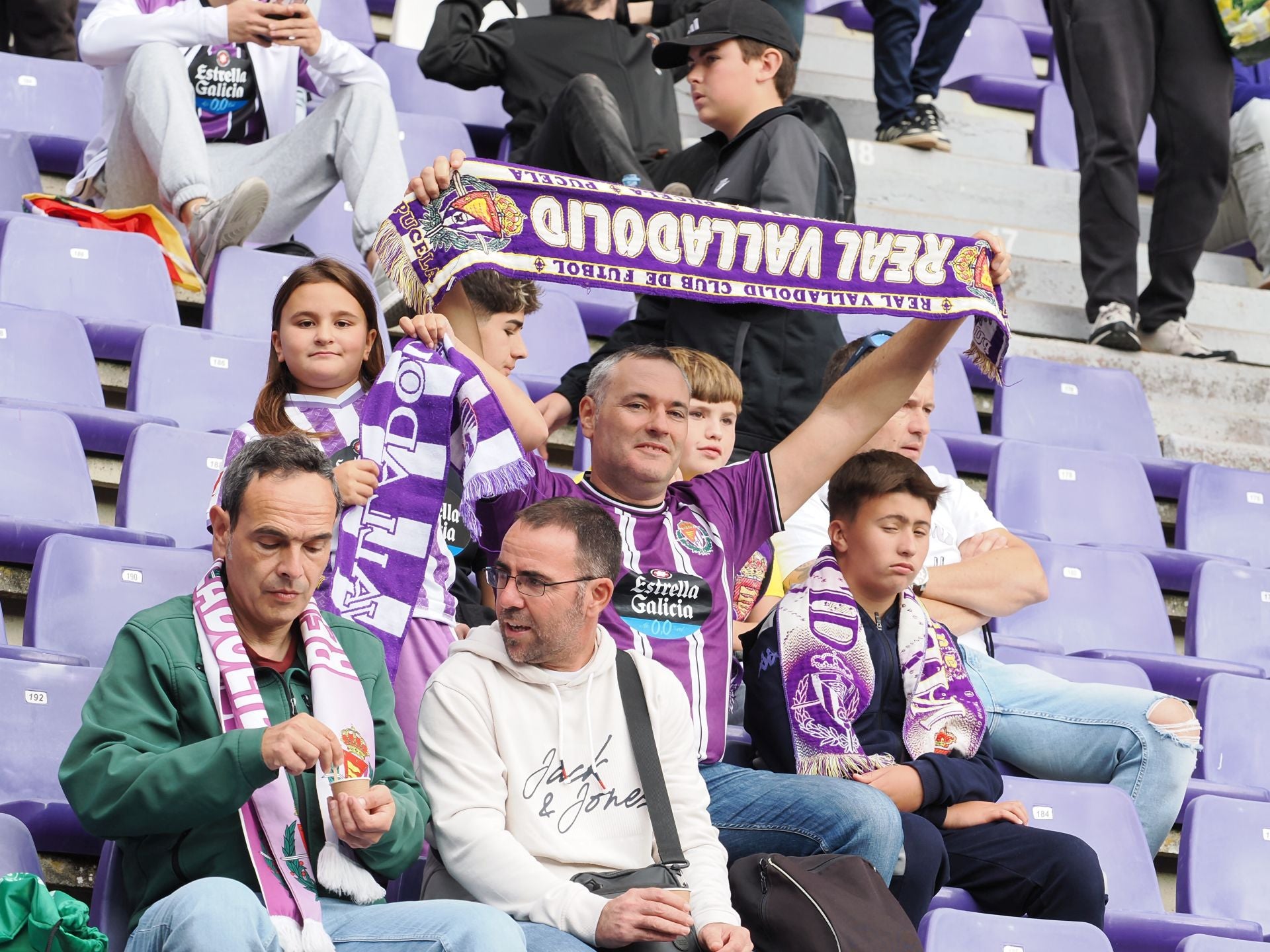 Búscate en la grada del Real Valladolid-Sporting de Gijón (4/4)