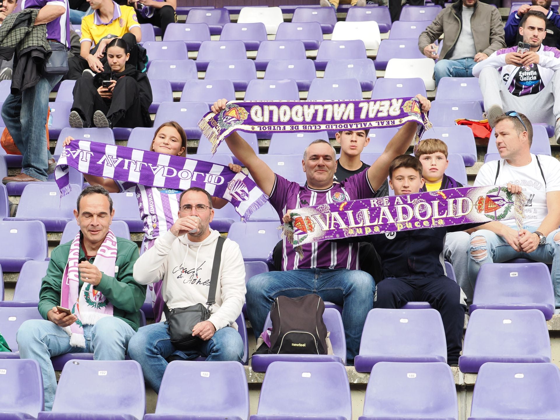 Búscate en la grada del Real Valladolid-Sporting de Gijón (4/4)