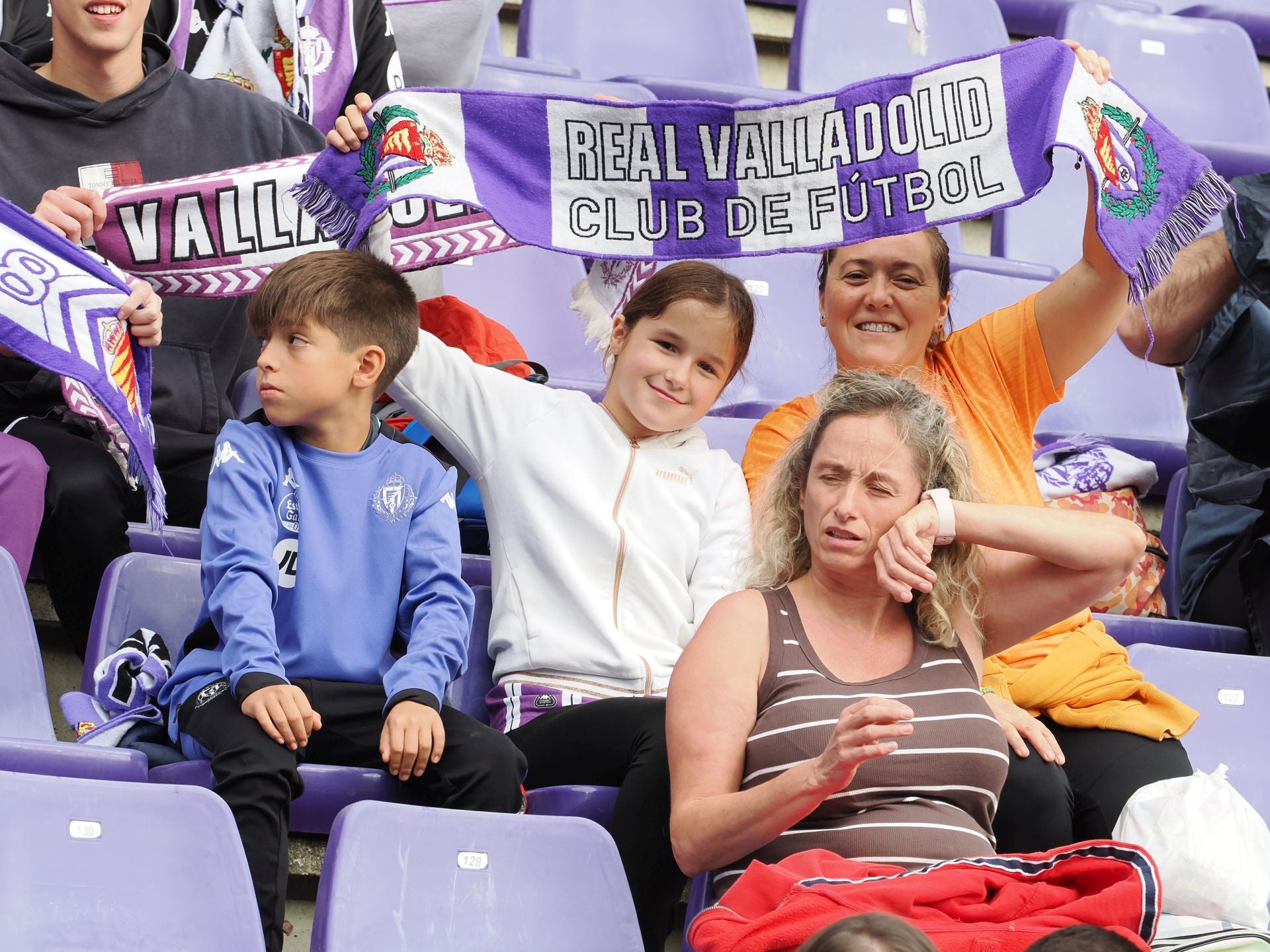 Búscate en la grada del Real Valladolid-Sporting de Gijón (2/4)