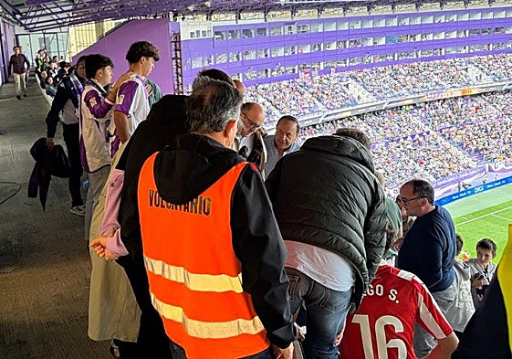 El público rodea al aficionado afectado en la zona del palco del Estadio José Zorrilla.