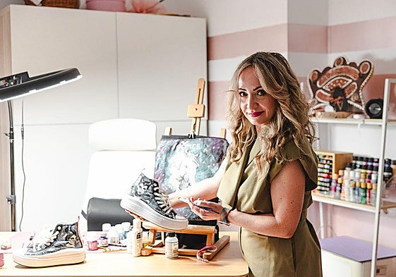 Carmen Valencia muestra una de sus creaciones.