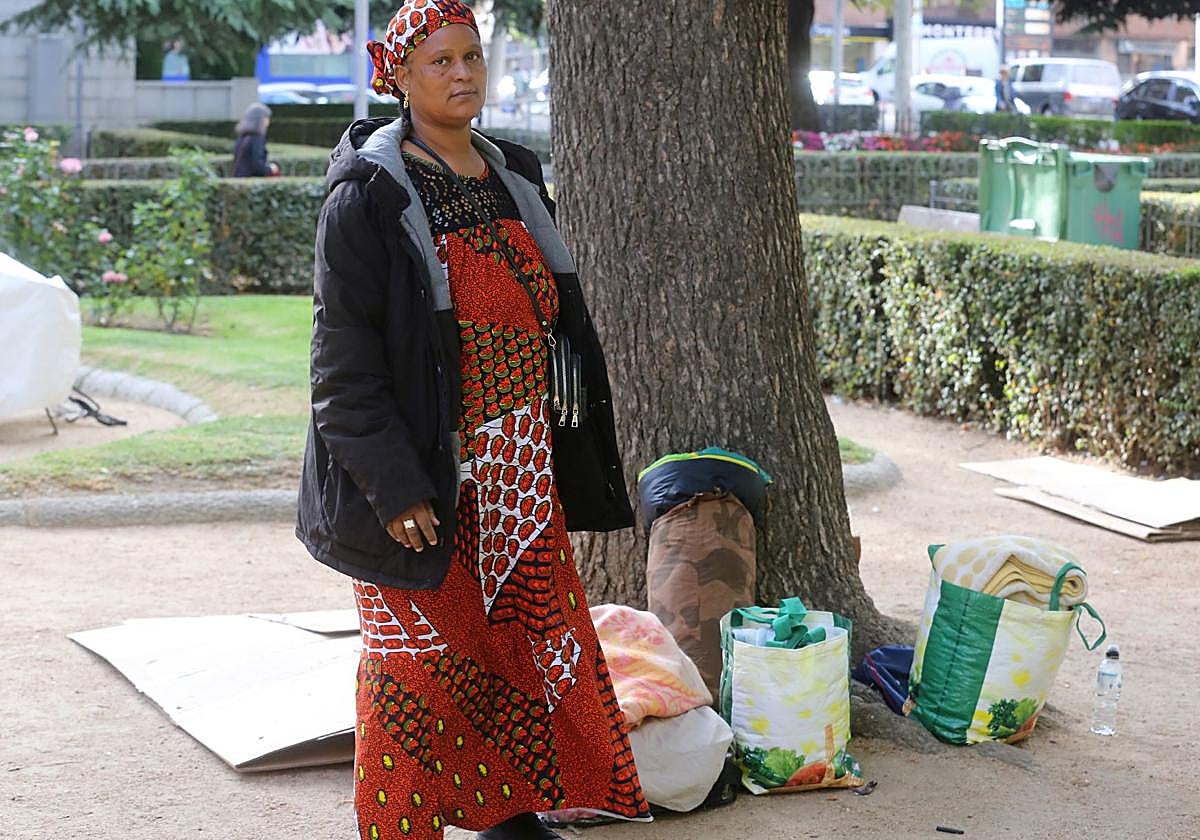 Una de las personas que pernocta al raso en los Jardillos de San Roque con sus bártulos en bolsas.