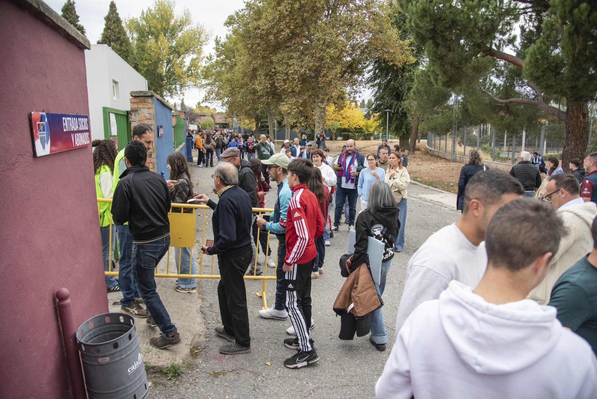 Búscate en las gradas de La Albuera durante el Segoviana vs Ávila
