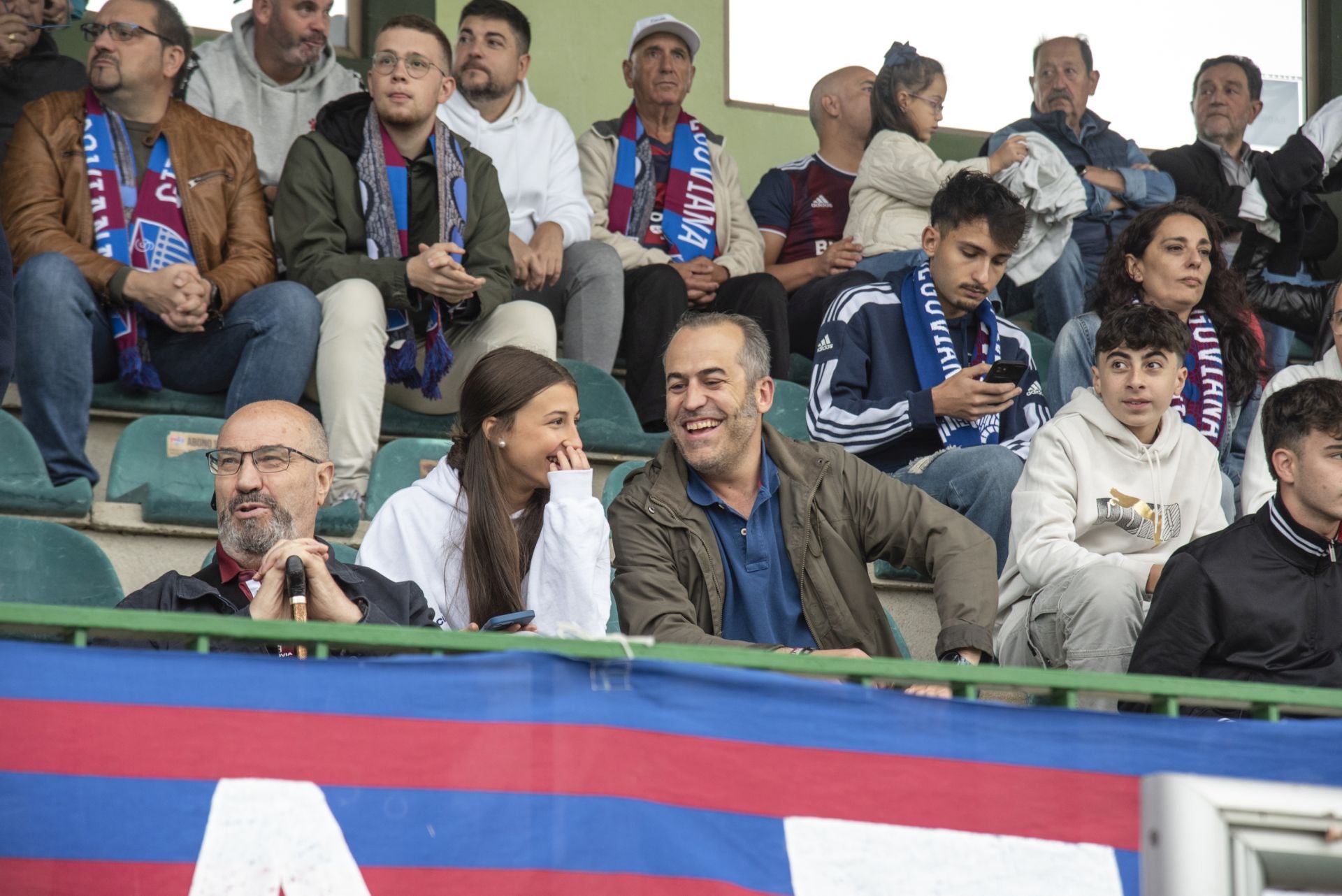 Búscate en las gradas de La Albuera durante el Segoviana vs Ávila