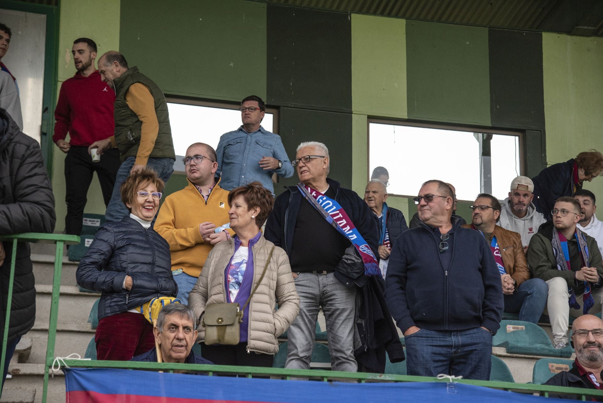Búscate en las gradas de La Albuera durante el Segoviana vs Ávila