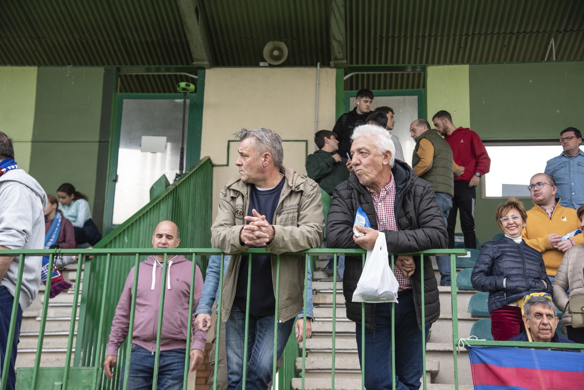 Búscate en las gradas de La Albuera durante el Segoviana vs Ávila