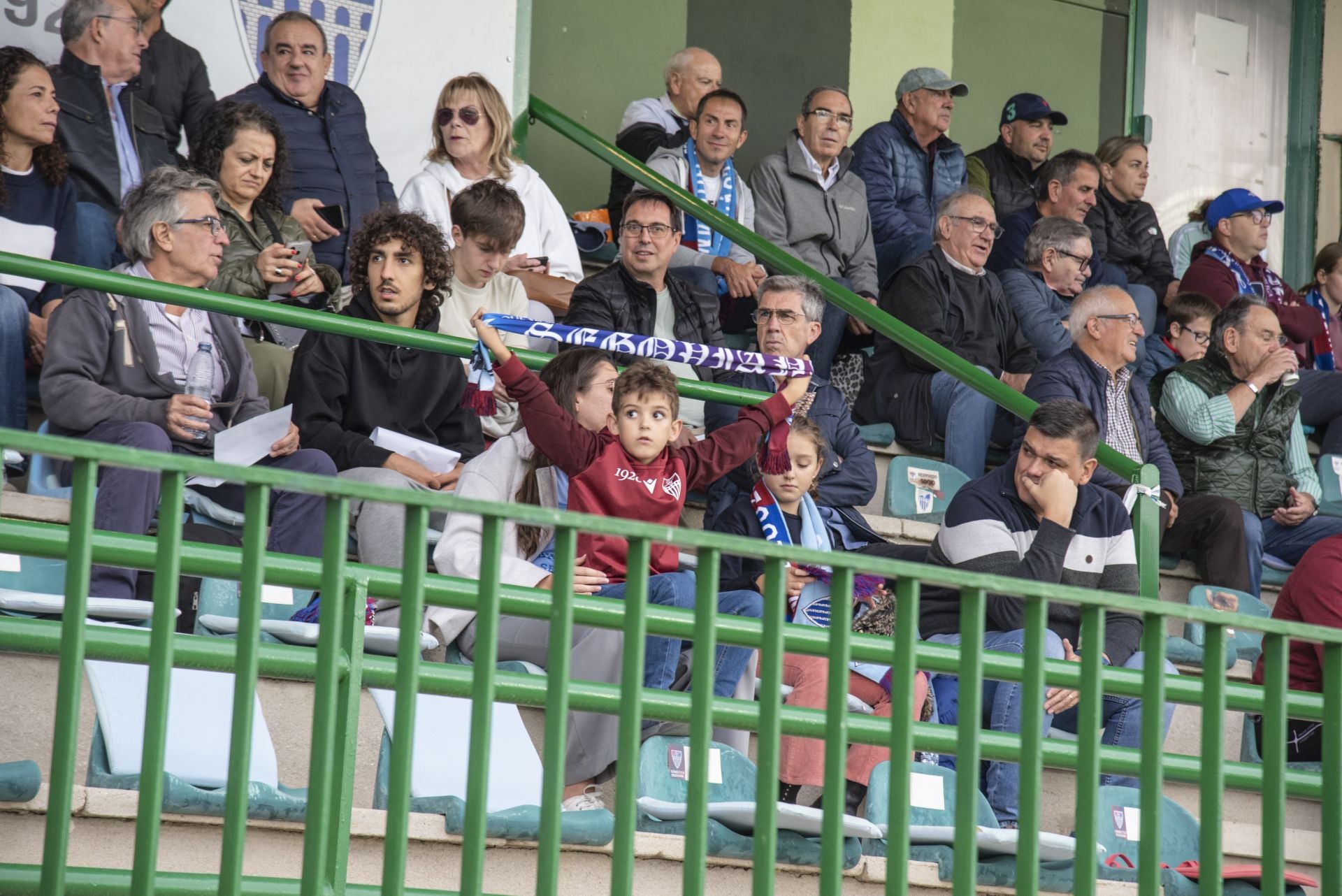 Búscate en las gradas de La Albuera durante el Segoviana vs Ávila