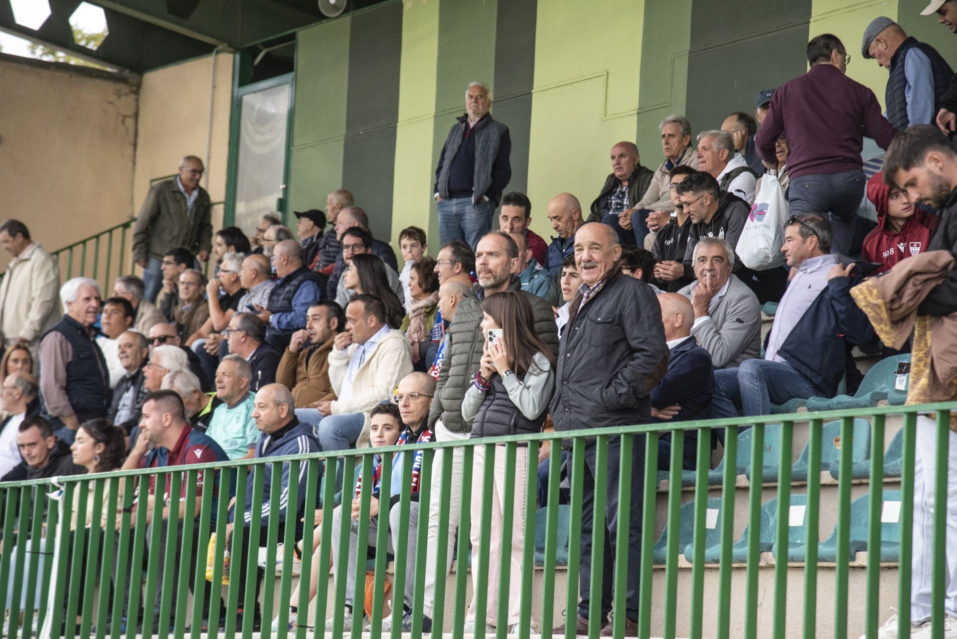 Búscate en las gradas de La Albuera durante el Segoviana vs Ávila