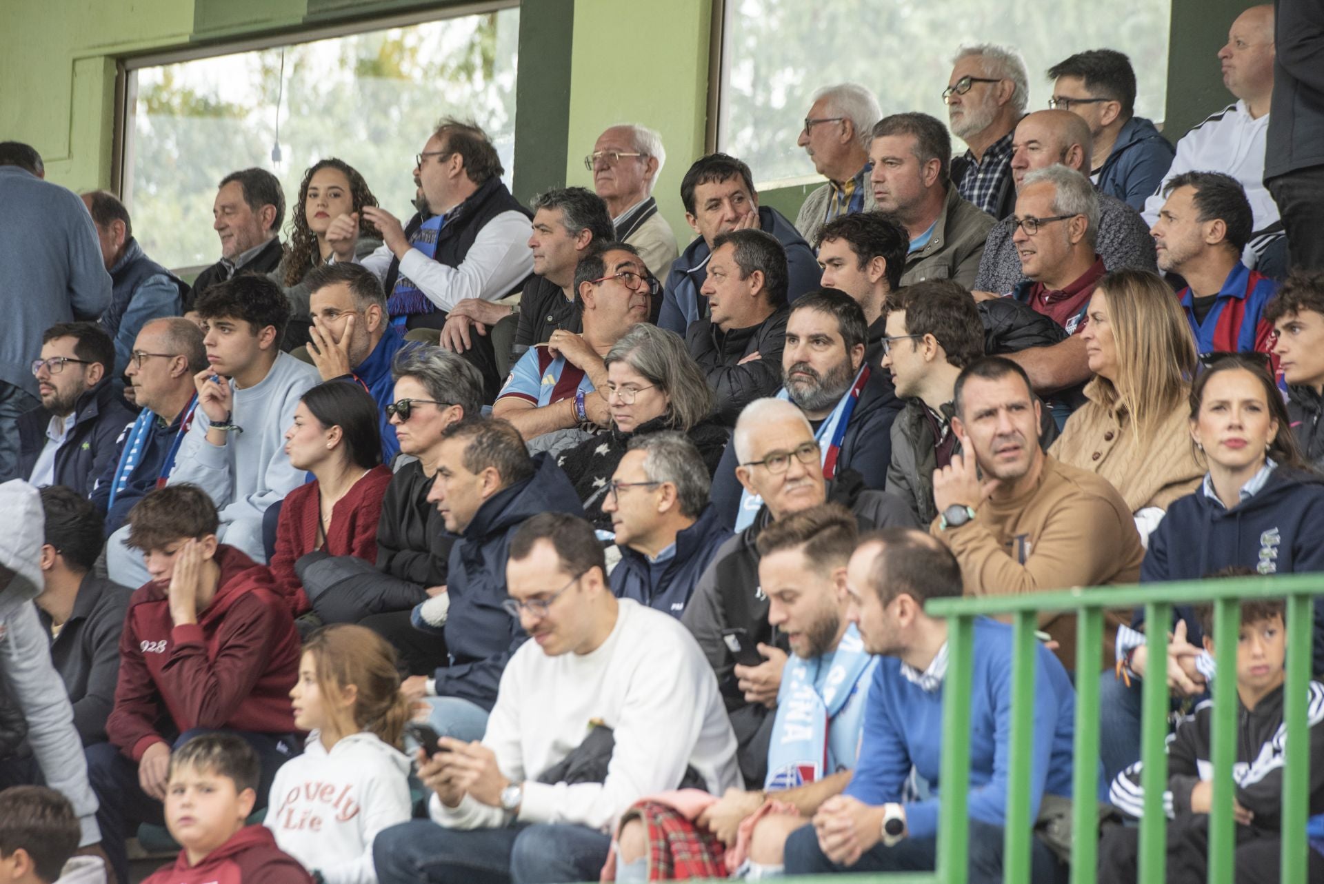 Búscate en las gradas de La Albuera durante el Segoviana vs Ávila